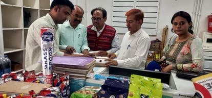 Holi 2024: खाद्य सुरक्षा विभाग ने बाजारों का दौरा किया, बेसन- खोया और मिठाई समेत 15 चीजों के नमूने लिए Moradabad: Food Safety Department team visited markets, took samples of gram flour and sweets