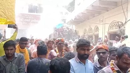 Chhadimar Holi was organized in Gokul Thakur ji dola came out with sound of drums and shower of flowers