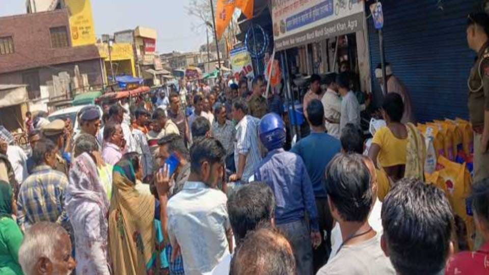 Railways sealed 39 shops in Ghatiya Azam Khan for not paying license fees In Agra