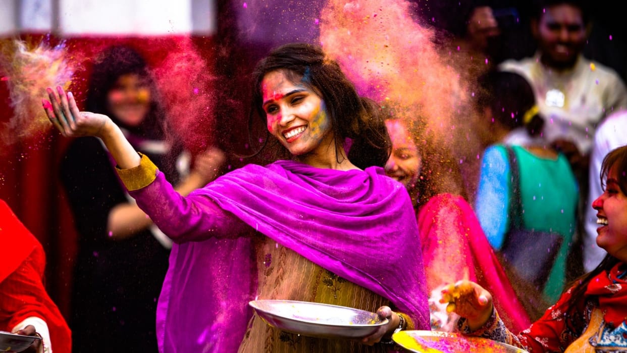 Holi 2024 Do not Wear These Clothes Clothes While Playing Holi