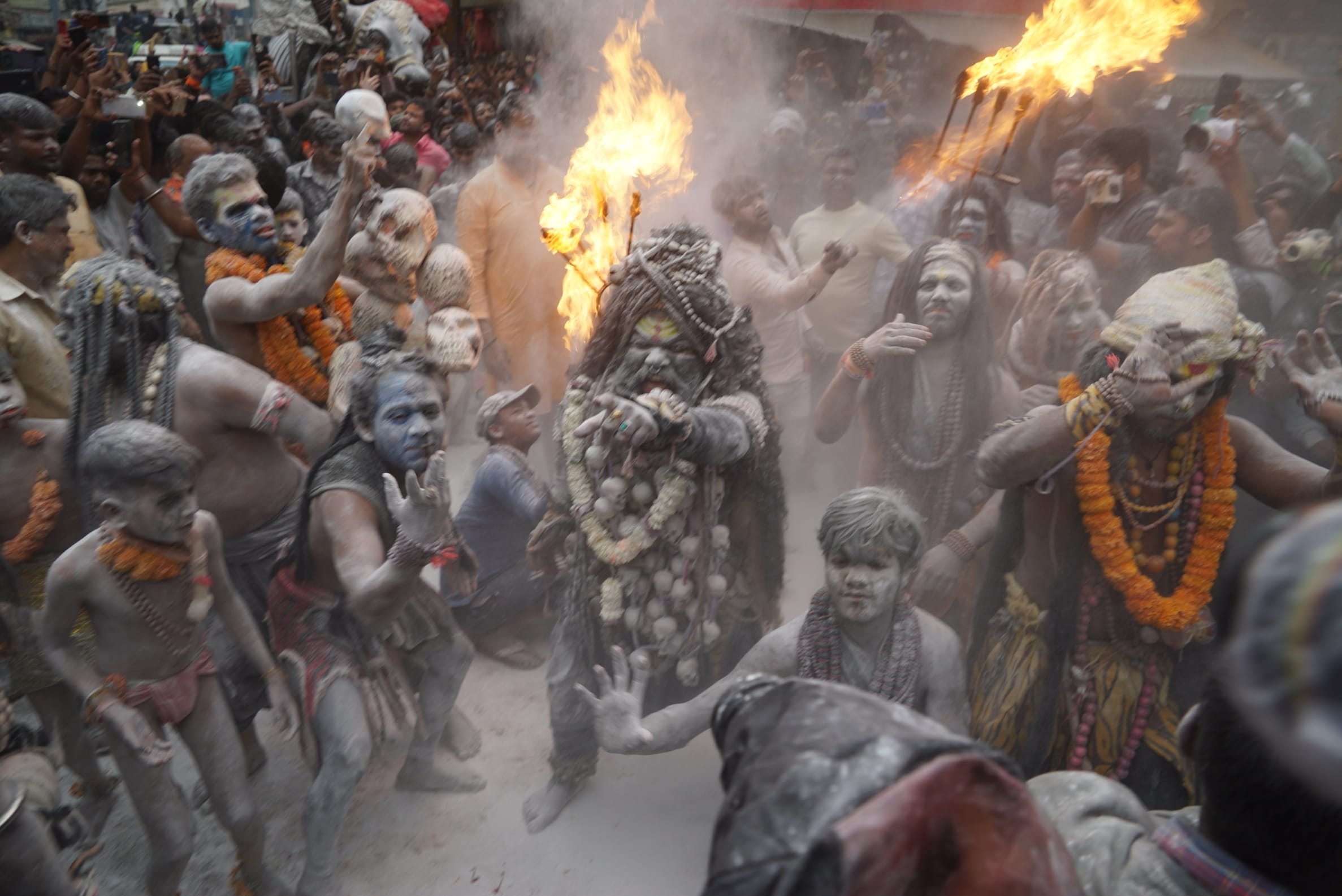 Holi in varanasi See amazing view of Kashi unique Holi in latest pictures