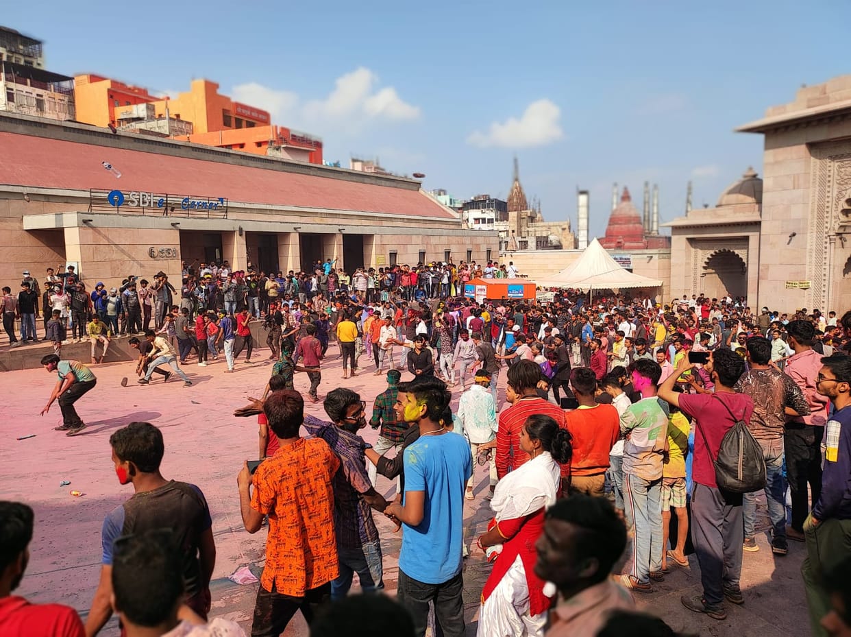 Holi In Varanasi Youth showered slippers after Masan Holi in Kashi Vishwanath Corridor
