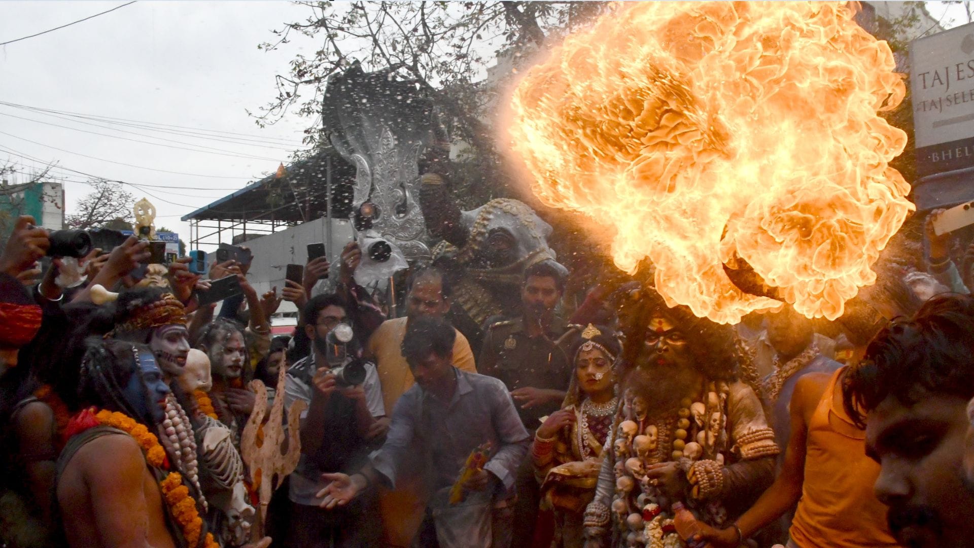 Holi in varanasi See amazing view of Kashi unique Holi in latest pictures