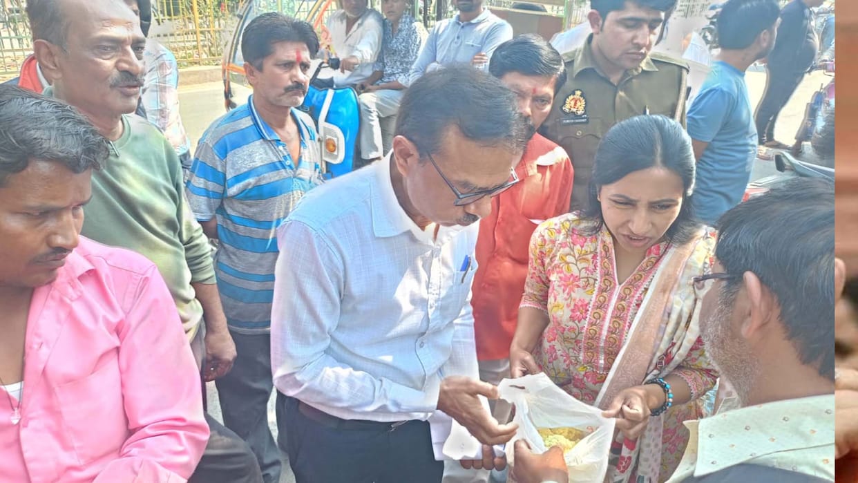 Shuklaganj: Loader carrying nine quintals of khova was caught, food department destroyed it