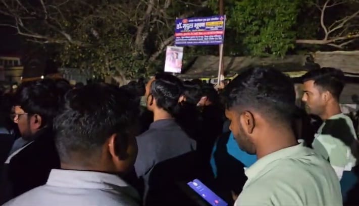 Doctor dies in road accident, angry MBBS students block the road, maternal uncle lodges report