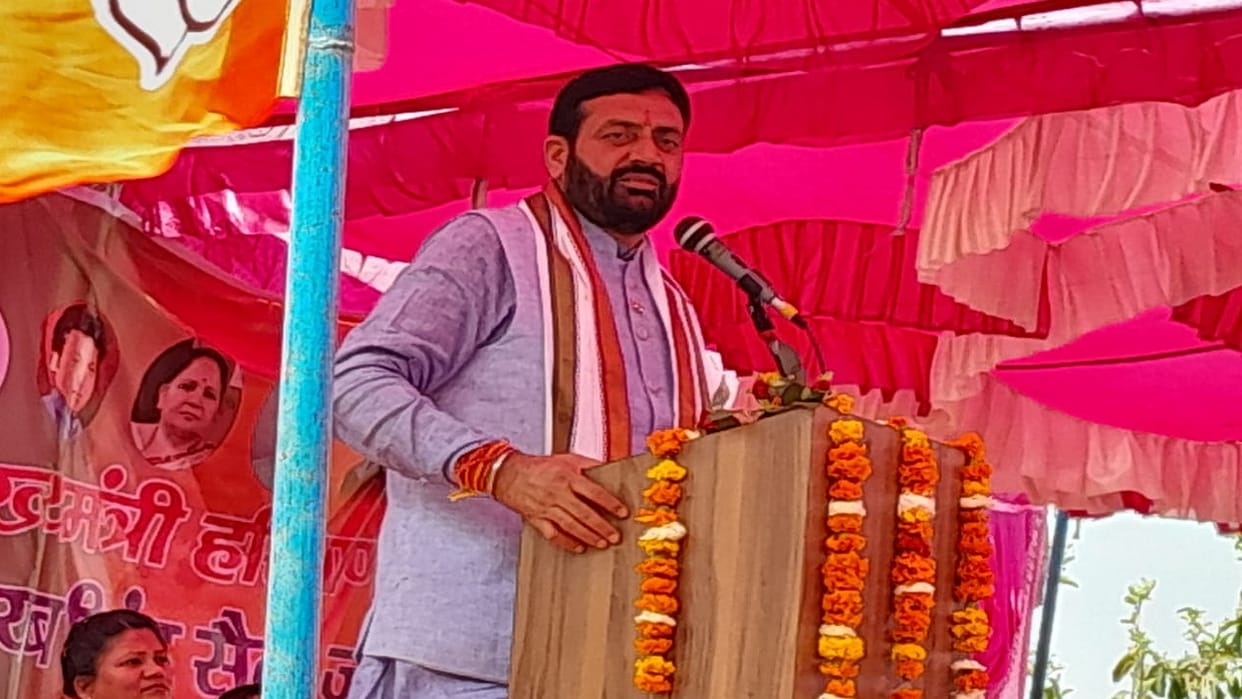 Nayab Saini reached village Mirzapur Majra for first time after becoming CM, took blessings from mother Kulwan