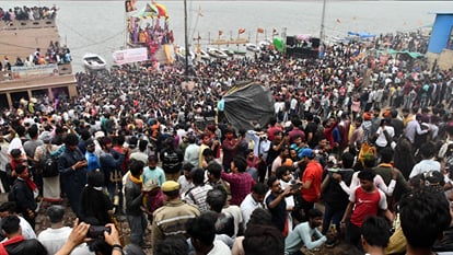 Masan Holi 2024 beating in two groups due to playing DJ at Harishchandra Ghat