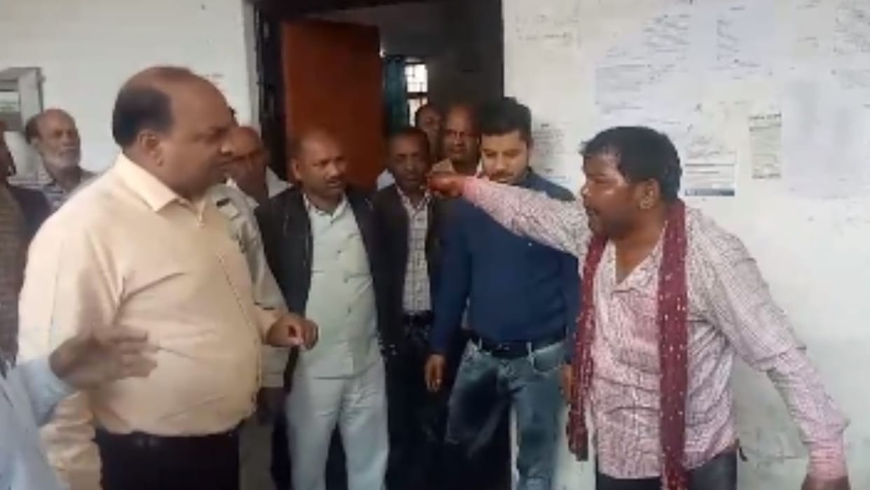 man poured kerosene on himself in front of mau Tehsil Court took out matchbox