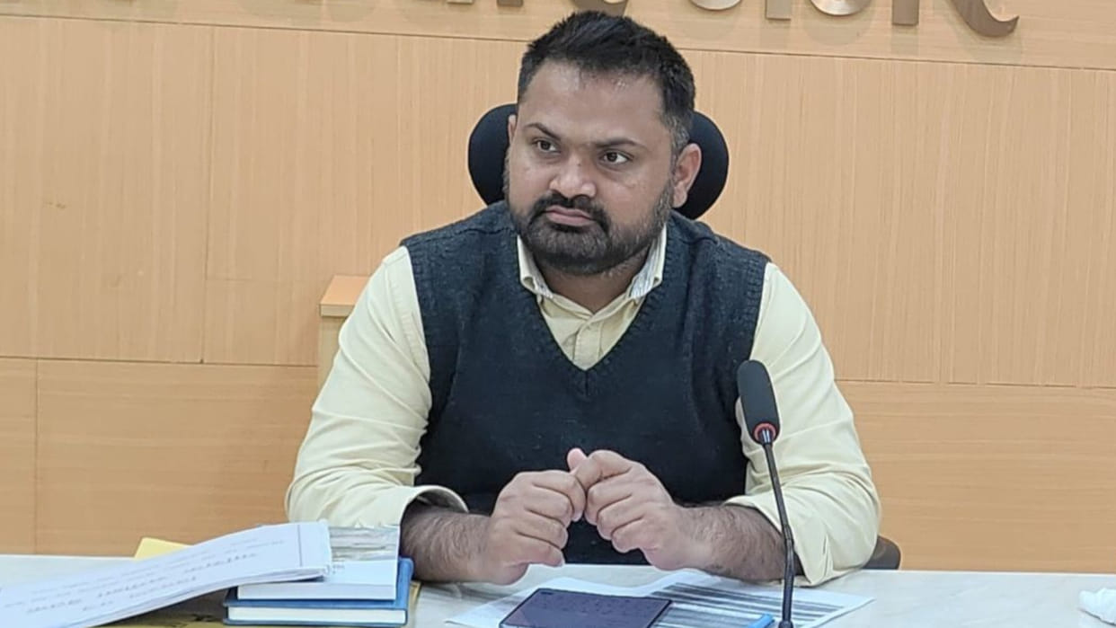 Sant Kabir Nagar DM Mahendra Singh Tanwar directed to deliver election slips before May 25.