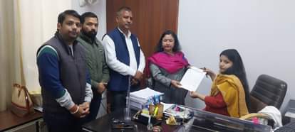 संयुक्त मुख्य निर्वाचन अधिकारी नमामि बंसल से मिले कांग्रेस कार्यकर्ता