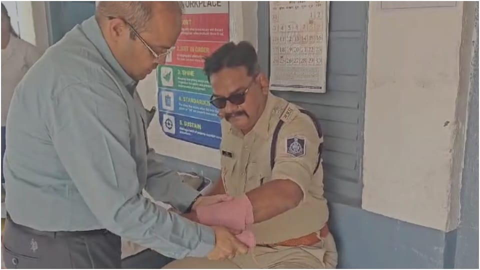 Sub Inspector of Badnagar police station attacked miscreants beat him up and snatched pistol