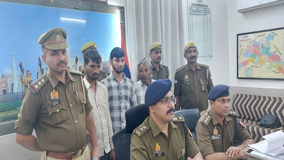 UP: Three smugglers arrested with opium worth Rs 60 lakh in Agra police engaged in investigation