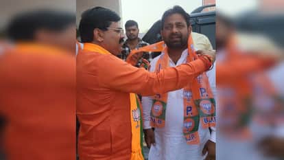 टेरर फंडिंग के आरोपी संजय सरोज को भगवा गमछा पहनाते सांसद संगमलाल।