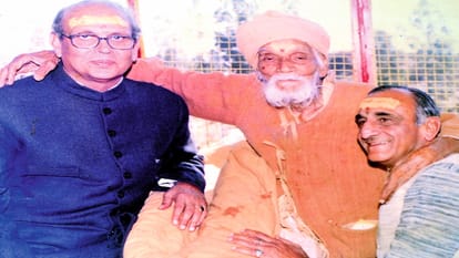वीपी सिंह शुक्रताल के महंत के साथ