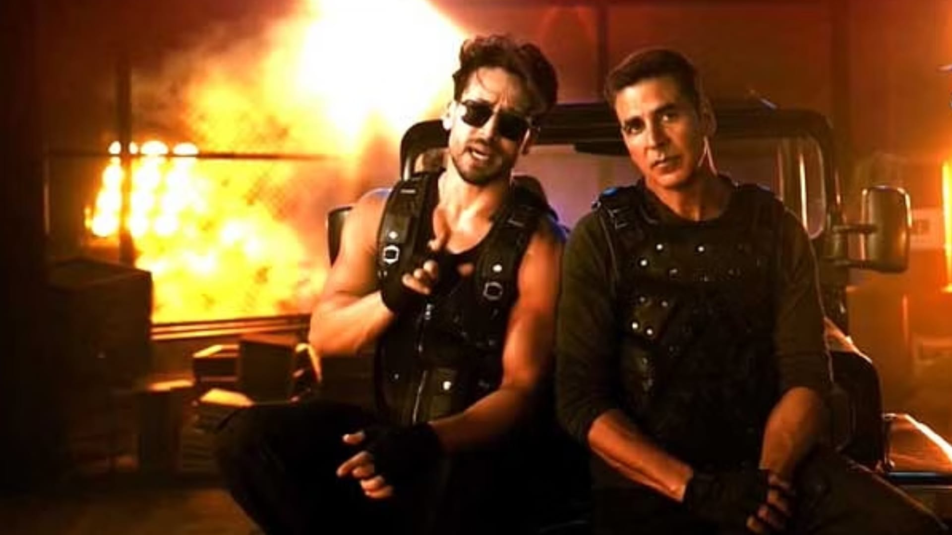 Bade Miyaan Chote Miyaan stars Akshay Kumar Tiger Shroff made a surprise appearance at Vishal Mishra concert