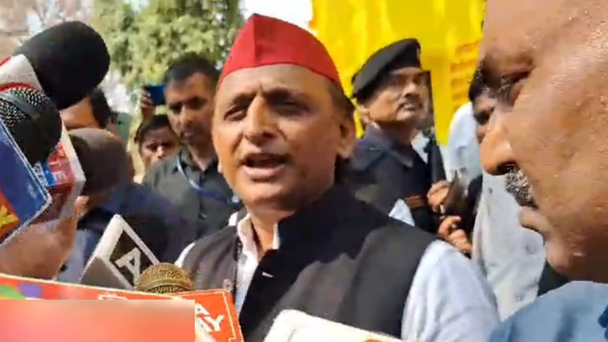 Akhilesh Yadav meets to Azam Khan in Sitapur jail.