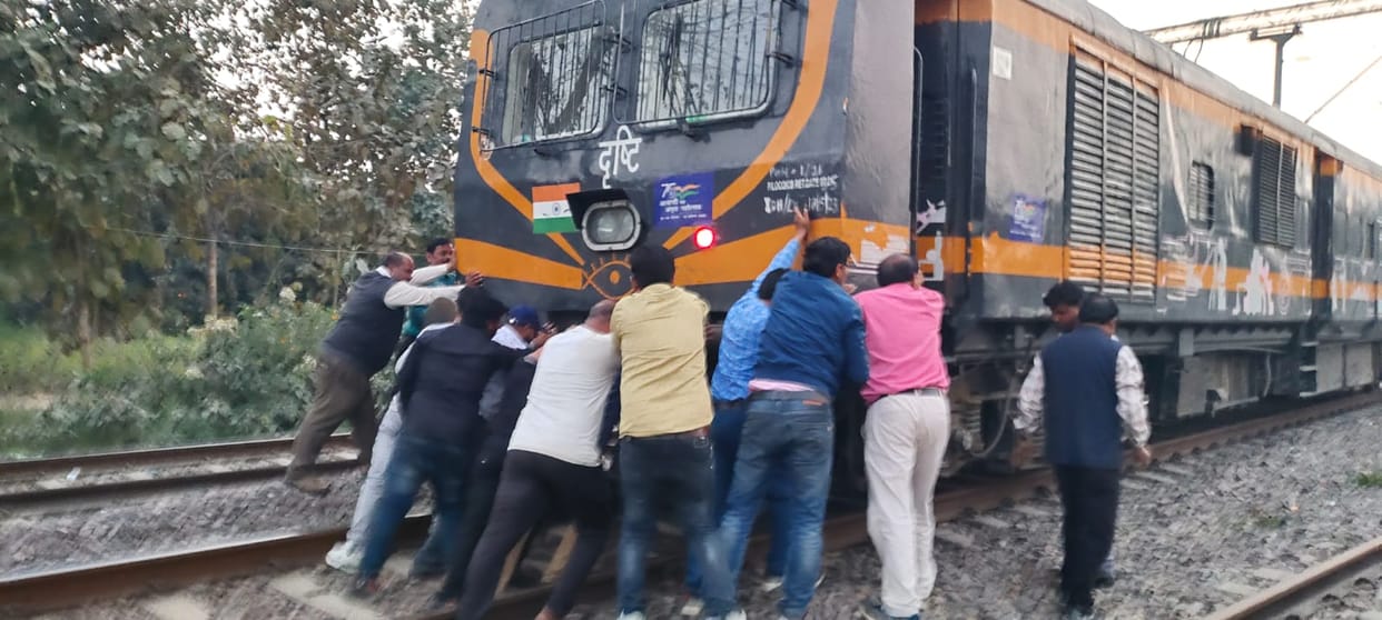 Amethi: A video of rail coach pushing by poeple went viral.