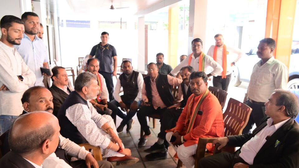 BJP candidate from Mahesh Kashyap met BJP state president Kiran Singh Dev