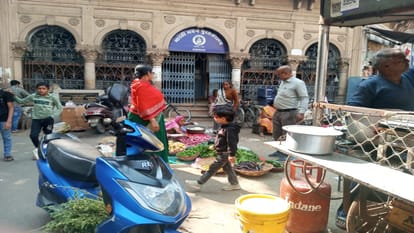 Bharti Bhawan: Mahamana's knowledge wealth in the grip of encroachment, vegetable vendors camp at the gate
