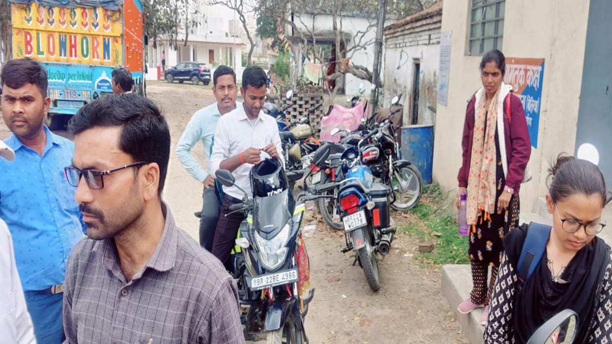 Bettiah Controversy while playing Holi female teacher entered school and was assaulted