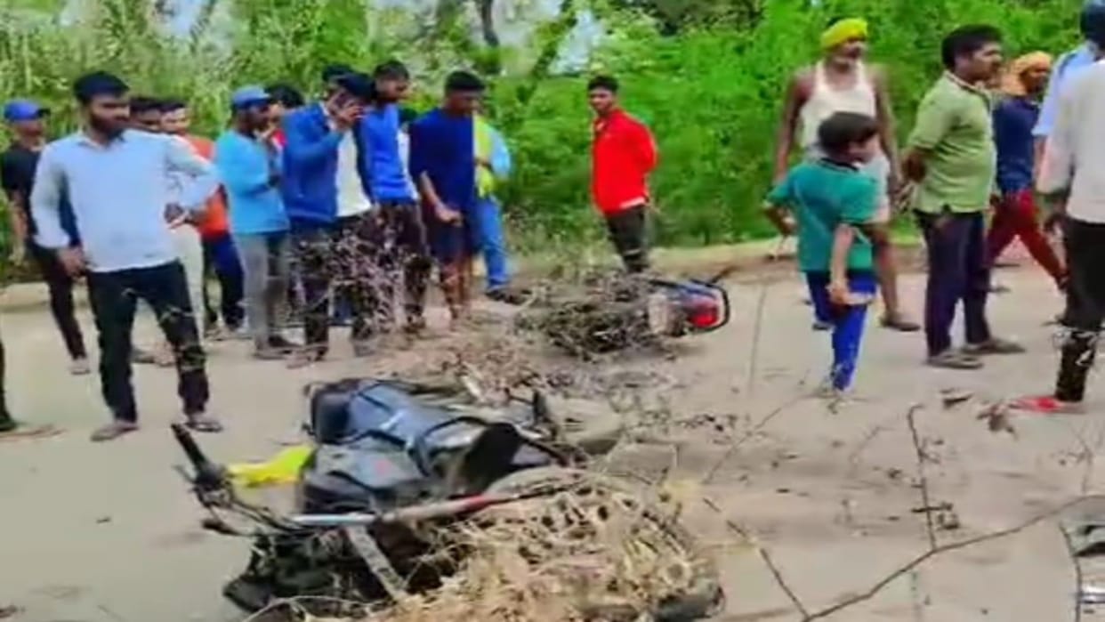 Bihar News Accident today in piro bhojpur truck crushes triple load bikes on state highway many died
