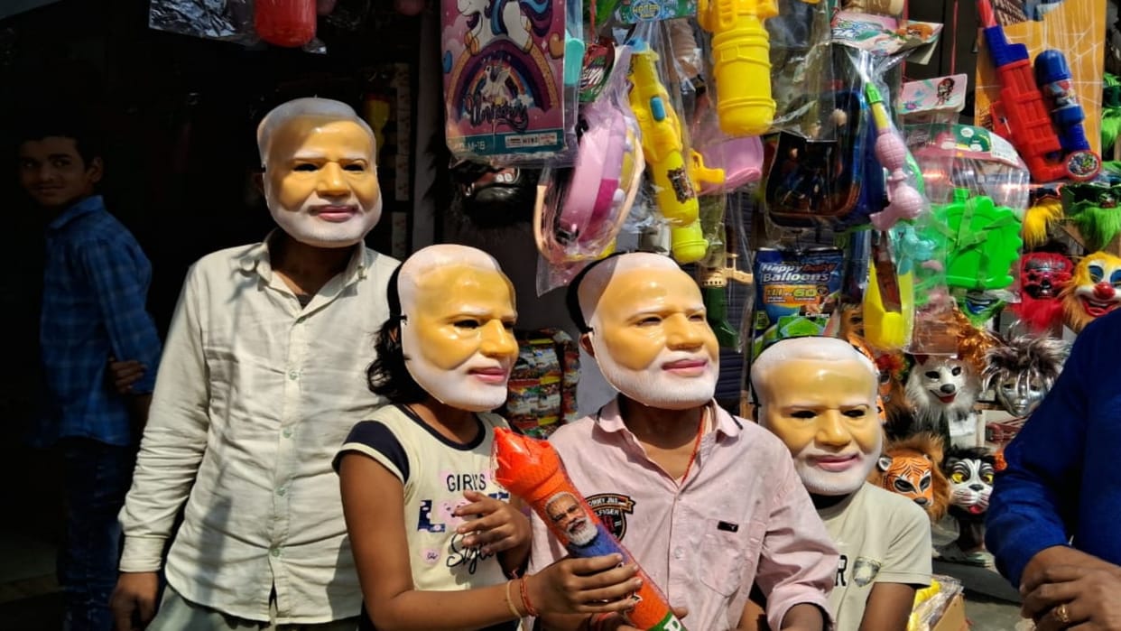 Holi 2024 Modi mask becomes choice of children and adults in Muzaffarpur