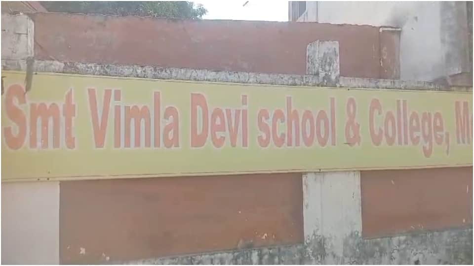 सीबीआई की टीम कर रही जांच।