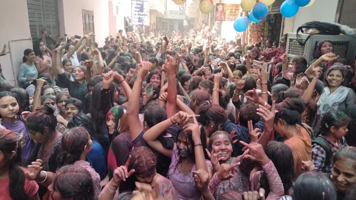 Girls in Haryana enjoying Holi, Mumbai-like scene seen in Rohtak