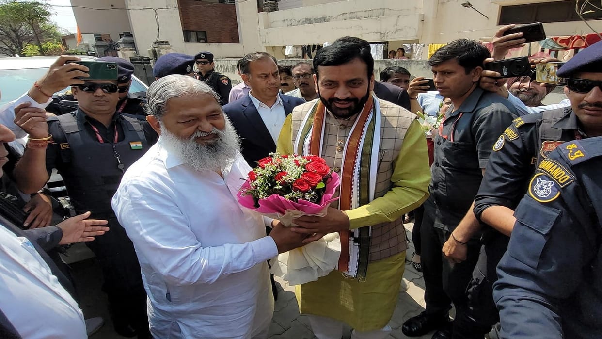 CM Nayab Saini reached Ambala, Met former minister Anil Vij, both the leaders welcomed each other