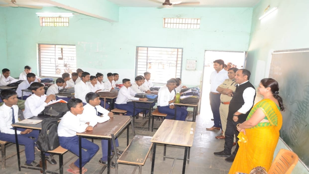Raipur: Collector, SP inspected Mandir Hasaud School; Asked questions to children