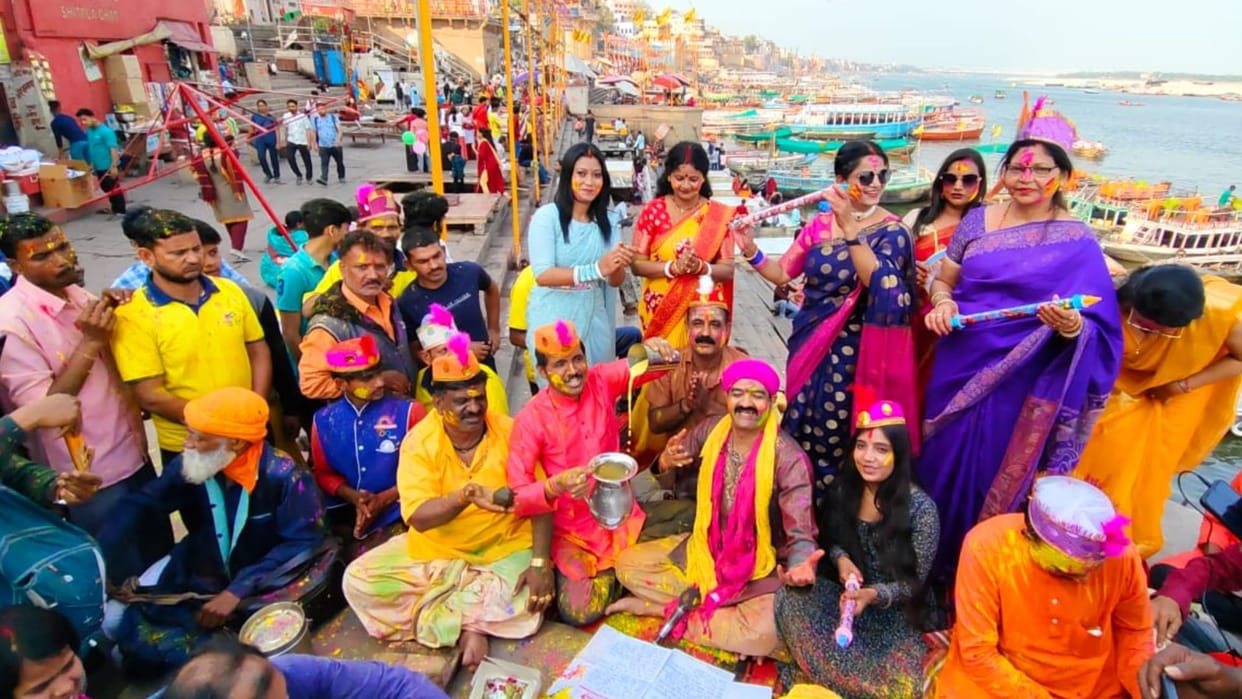sing political Holi songs in varanasi ghat