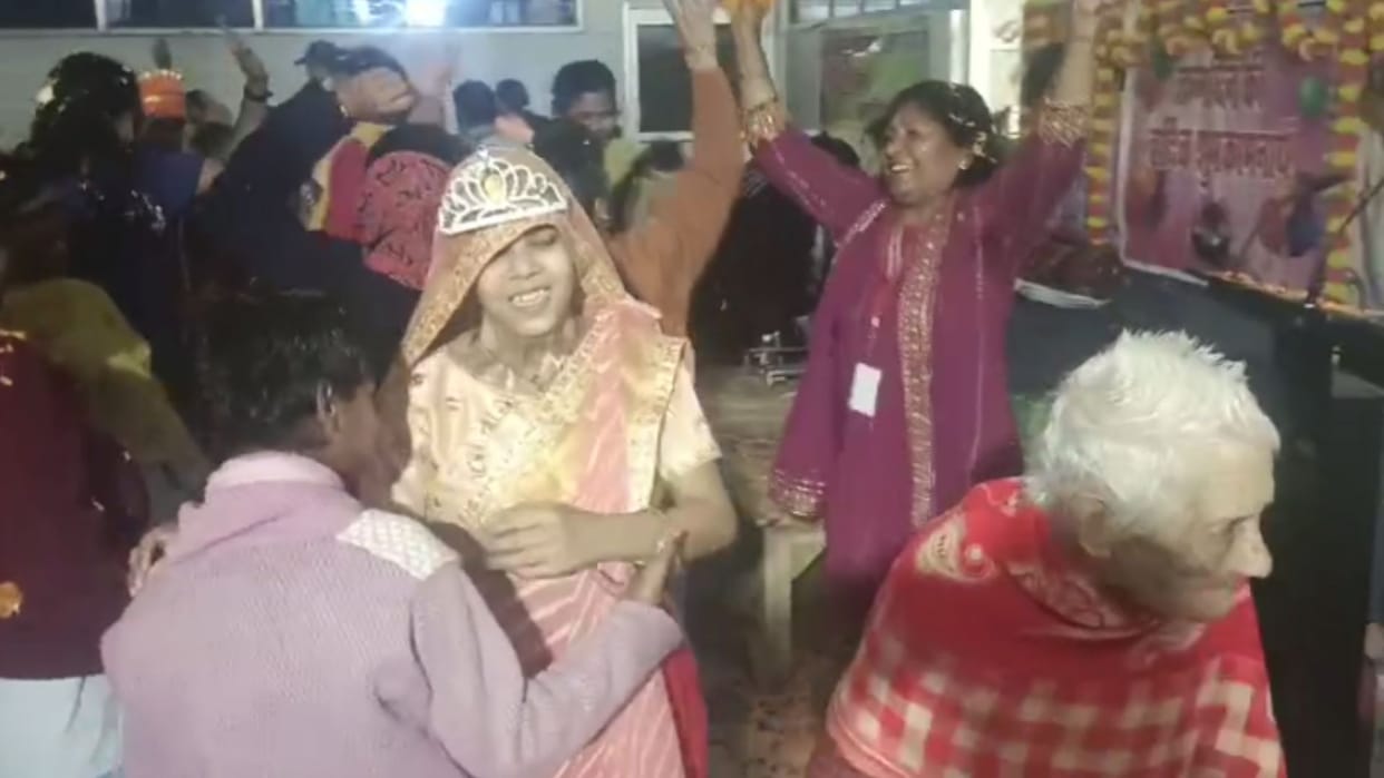 Old women and girls played Holi of flowers in Apna Ghar varanasi