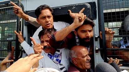 Arvind Kejriwal Arrest: जम्मू और श्रीनगर में आम आदमी पार्टी का प्रदर्शन, पुलिस ने हिरासत में लिए नेता Arvind Kejriwal Arrest: Aam Aadmi Party protest in Jammu and Srinagar police detained leaders