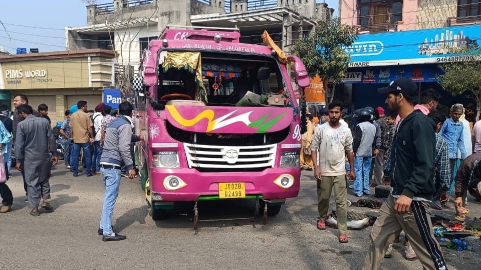 Jammu Accident: Mini bus overturned on Jammu RSpura road woman died on spot four injured