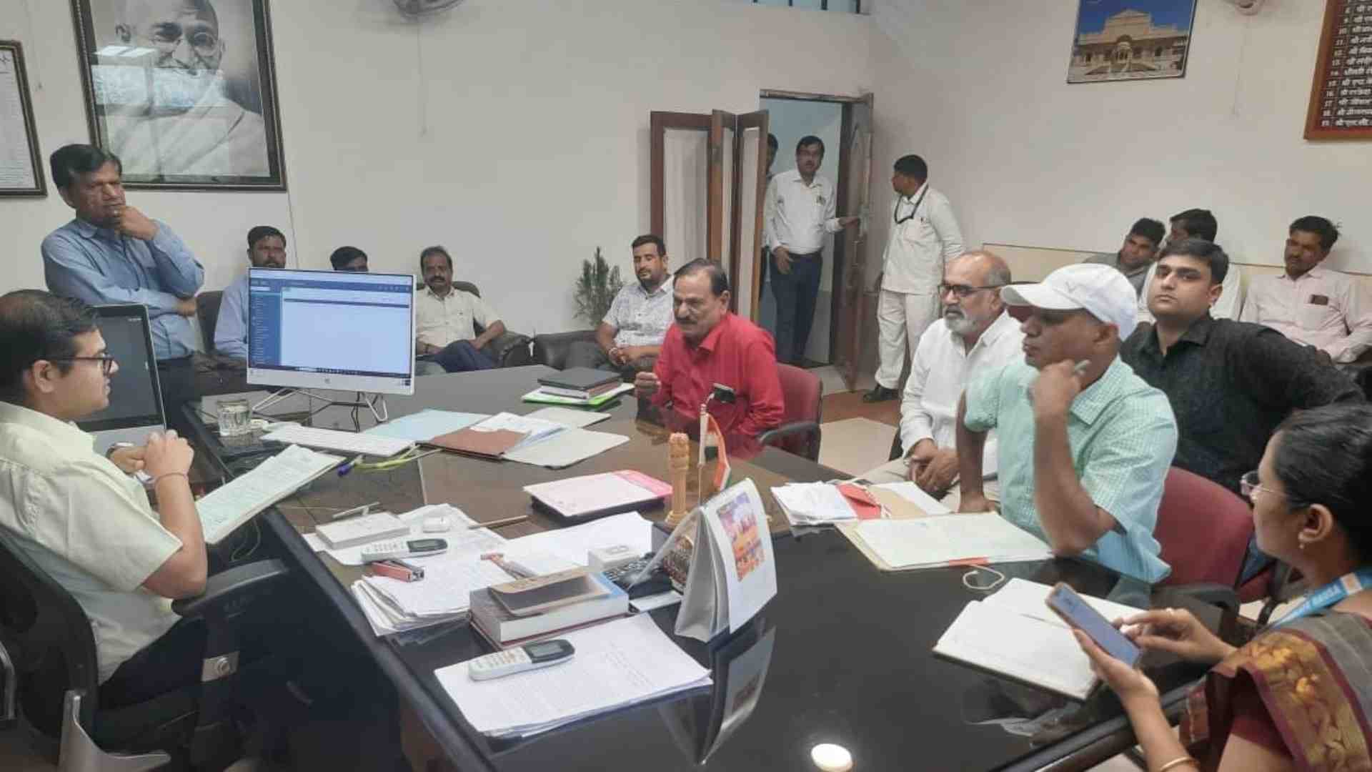 जनप्रतिनिधि पहुंचे कलेक्टर के पास।