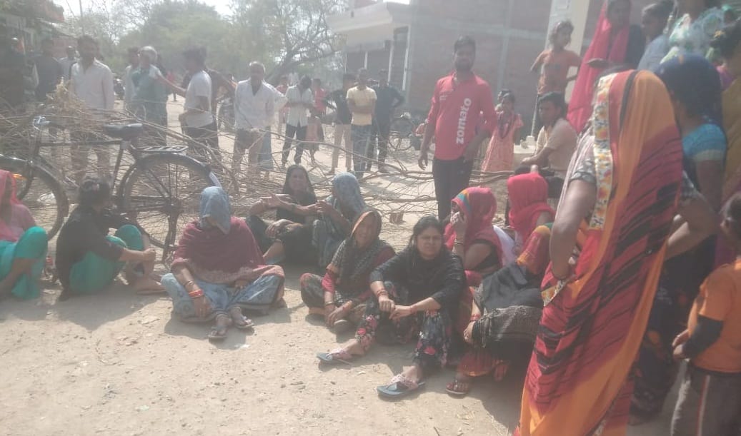 Case of death of cousin brothers, The family members of the deceased sat on dharna and blocked the road