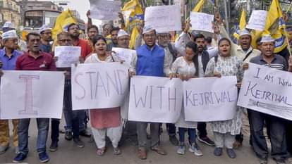 केजरीवाल की गिरफ्तारी के खिलाफ कोलकाता में विरोध-प्रदर्शन