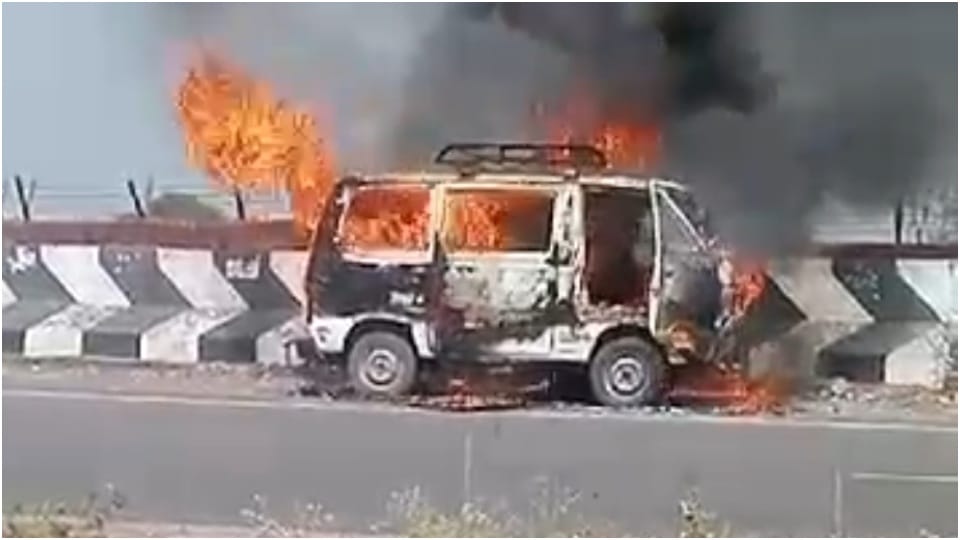 MP News: Maruti van caught fire in Tikamgarh completely burnt