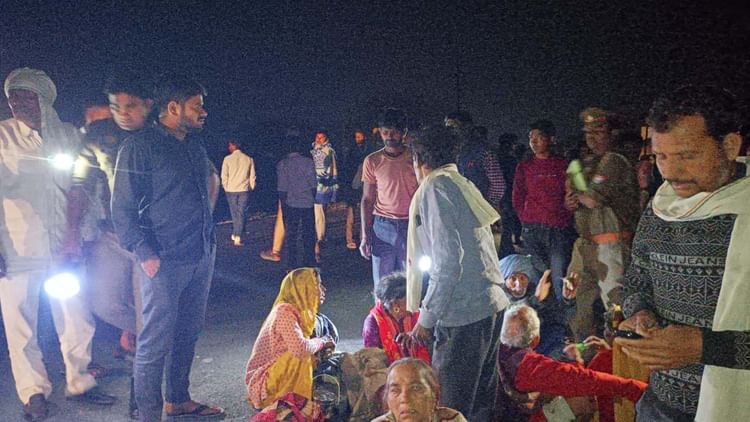 औरैया में भीषण सड़क हादसा: वॉल्वो बस पलटी, 11 श्रद्धालु घायल, नैमिषारण्य की परिक्रमा कर लौट रहे थे