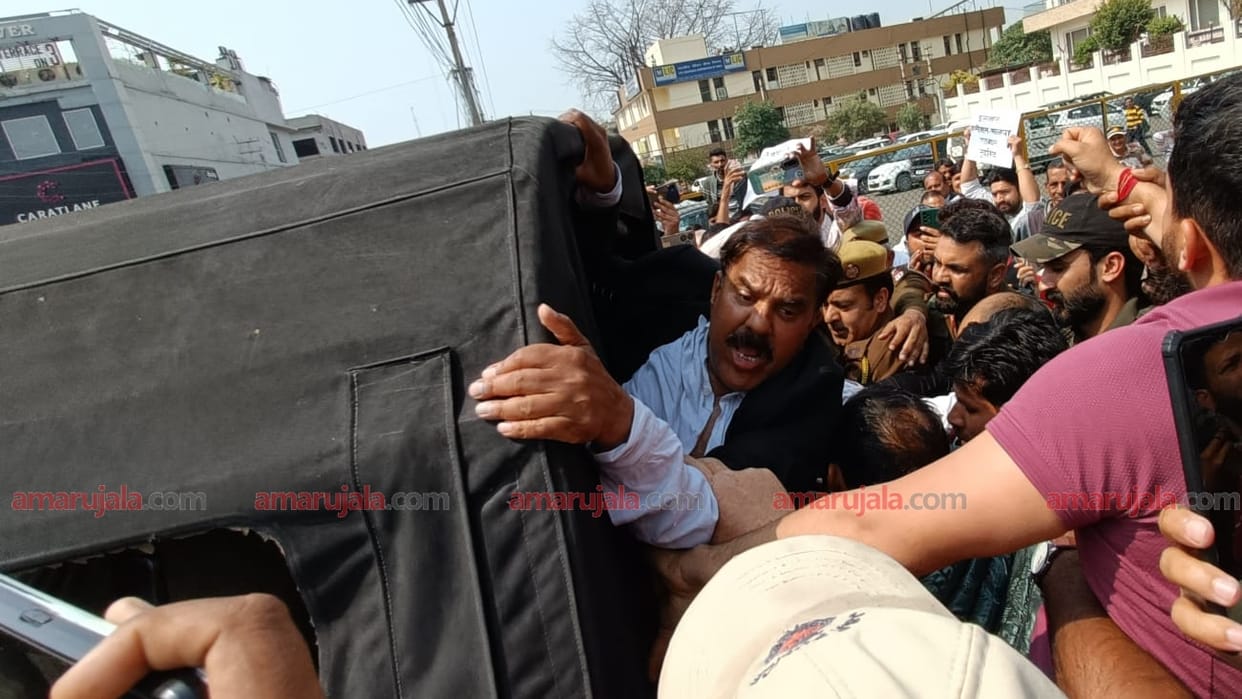 Panthers Party Protest in Jammu at outside election commission office Harsh Dev Singh and other leaders detain