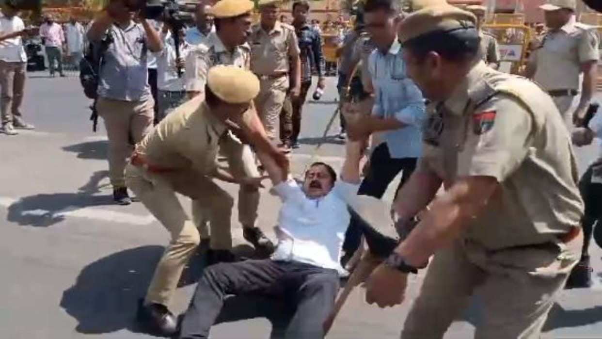 Jaipur News: Aam Adami workers came to surround BJP state office, police arrested them using force