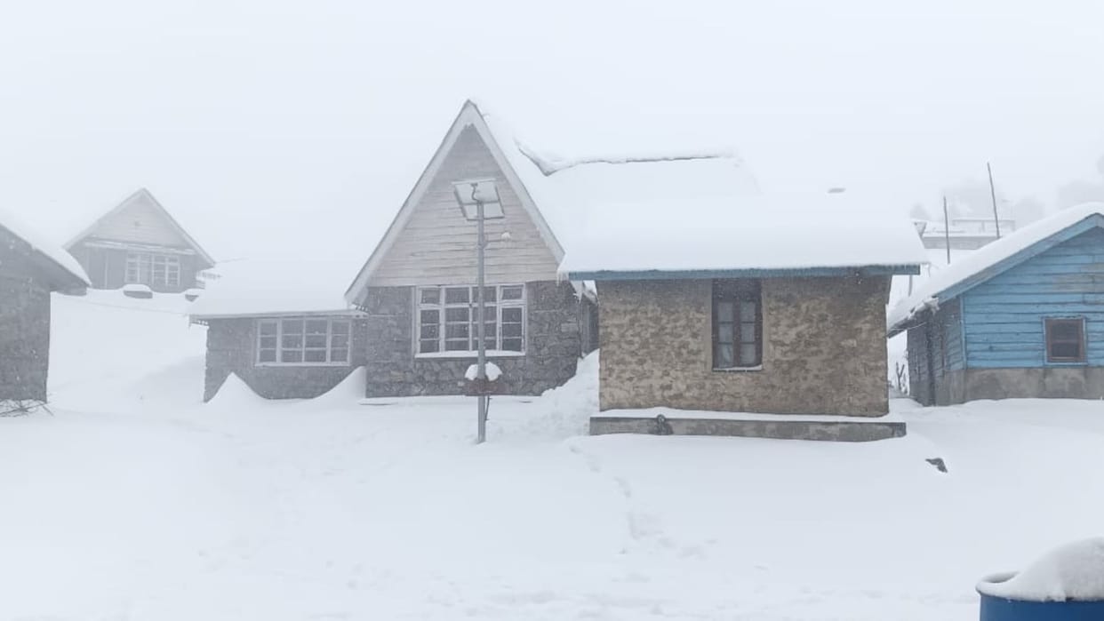 Heavy snowfall in Bengal's highest point Sandakphu; stranded tourists brought back