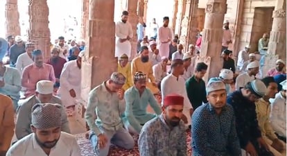Dhar Bhojshala: कड़ी सुरक्षा के बीच पहले दिन का सर्वेक्षण, मुस्लिम समुदाय ने शुक्रवार की नमाज अदा की
