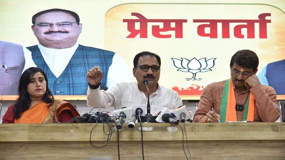 kejriwal Arrest: Kejriwal's old colleagues including Congress-BJP also surrounded the CM on his arrest.