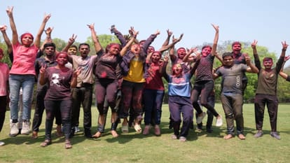 Play Holi by avoiding the law, otherwise there will be Jogira in the police station.
