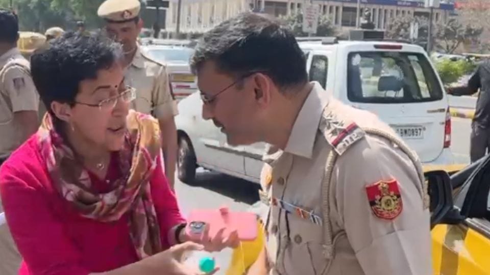 argument between Atishi and Delhi Police Arvind Kejriwal