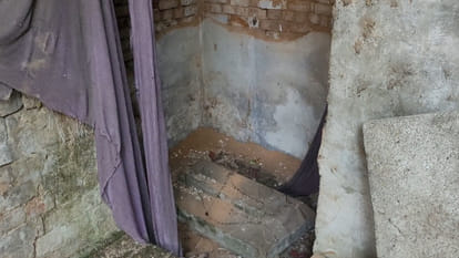 There is also a Shiv Pindi and a martyr's mausoleum in the market operated in Aryanagar, Gorakhpur.