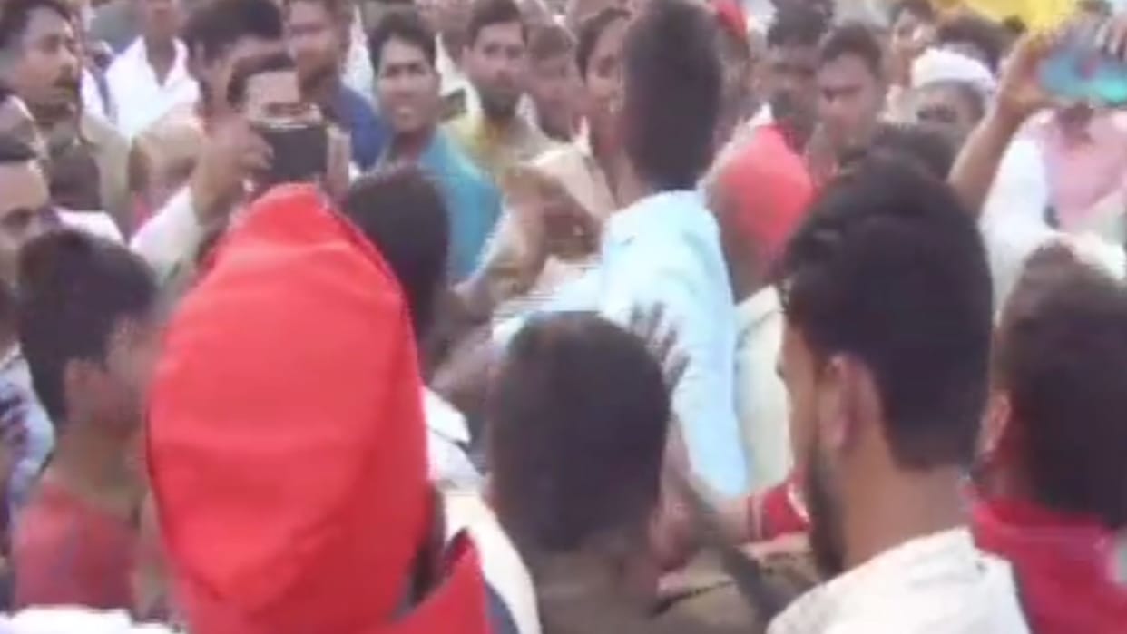 Workers clashed front of samajwadi party leader Dharmendra yadav in azamgarh