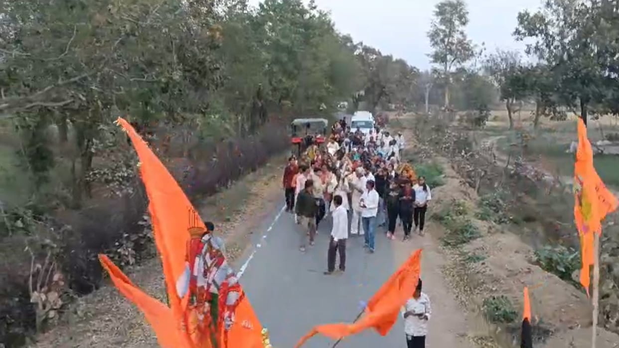 Police handed over the idols of God stolen from the temple to the priest.