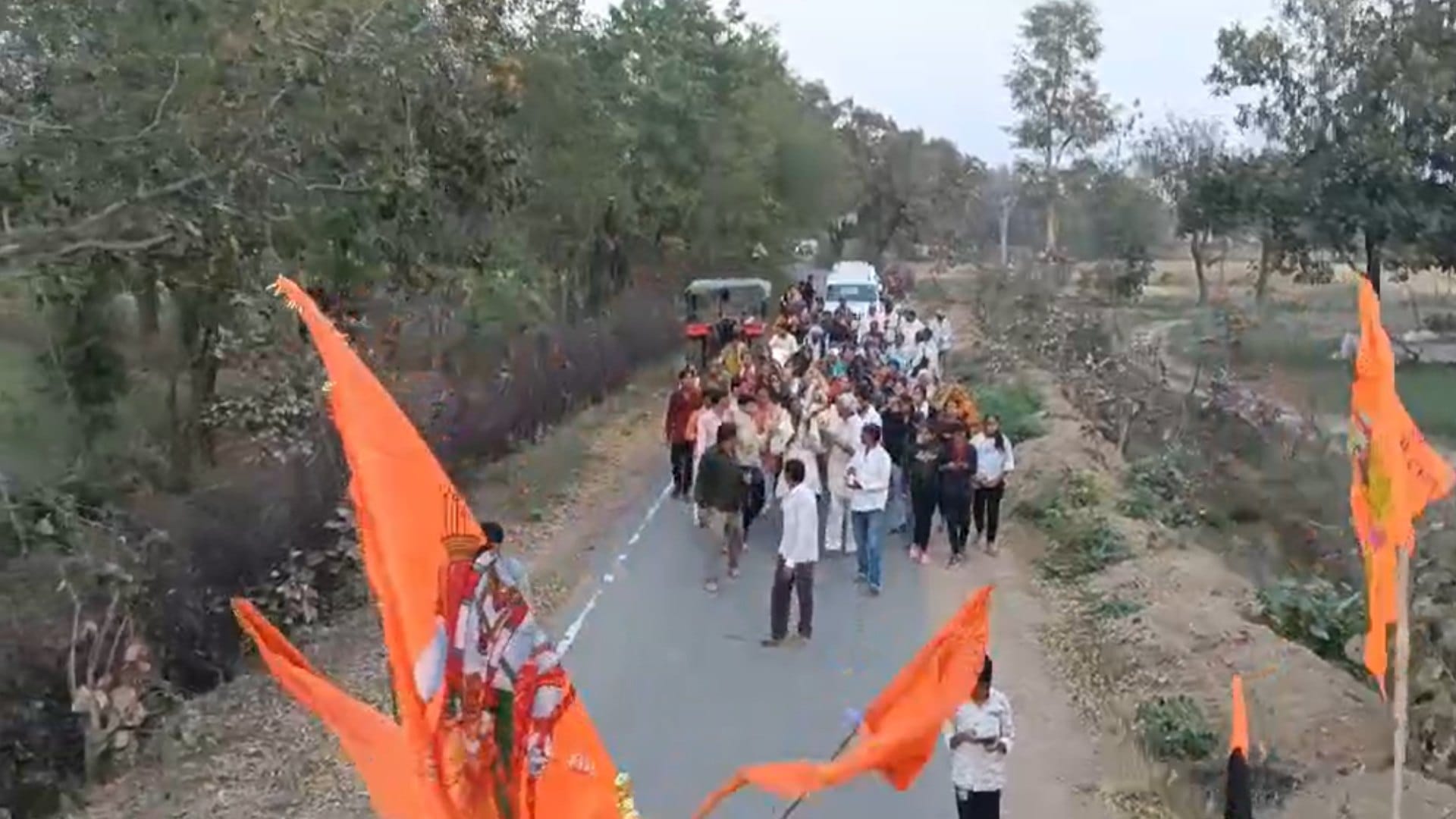भगवान की मूर्तियों को पुलिस ने पुजारी को सौंपा